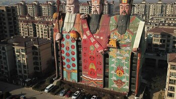 Ini adalah Hotel Tianzi di Provinsi Hebei, China. Gedung hotel ini dibentuk menyerupai tiga dewa China yang melambangkan kehidupan bahagia. Foto: Reddit via Bored Panda