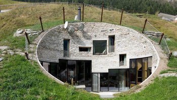 Mirip rumah Hobbit versi modern, ini adalah Hole House yang ada di Swiss. Foto: Reddit via Bored Panda