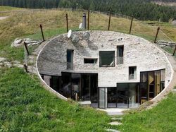 Deretan Gedung dengan Desain Unik, Ada yang Mirip Kucing Sampai Kepiting