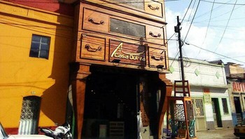 Toko furnitur di Bogota, Kolombia ini memiliki eksterior mirip seperti lemari laci. Foto: Reddit via Bored Panda