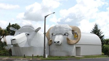 Selandia Baru dikenal sebagai salah satu negara dengan populasi domba terbesar di dunia. Tidak heran jika bangunan berbentuk domba ini berada di kota Tirau, Selandia Baru. Foto: Reddit via Bored Panda