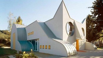 Enaknya jadi anak-anak di Karlsruhe, Jerman bisa bersekolah di taman kanak-kanak menggemaskan seperti ini. Gedung berbentuk kucing ini dirancang oleh Tomi Ungerer dan Ayla Suzan Yöndel. Foto: Reddit via Bored Panda