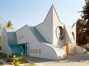 Deretan Gedung dengan Desain Unik, Ada yang Mirip Kucing Sampai Kepiting