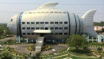 Gedung berbentuk ikan gemuk menggemaskan ini adalah gedung kantor National Fisheries Development Board di Hyderabad, India. Foto: Reddit via Bored Panda
