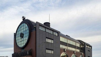 Ada yang bisa tebak ini bangunan apa? Yes, ini merupakan stasiun kereta api Moka di Prefektur Tochigi, Jepang. Foto: Reddit via Bored Panda