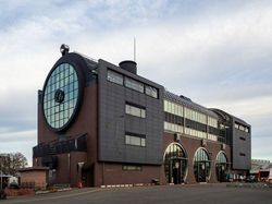 Deretan Gedung dengan Desain Unik, Ada yang Mirip Kucing Sampai Kepiting