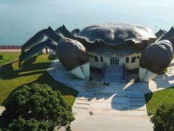 Deretan Gedung dengan Desain Unik, Ada yang Mirip Kucing Sampai Kepiting