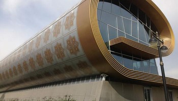 Museum Karpet Nasional di Baku, Azerbaijan memiliki eksterior mirip seperti karpet yang sedang dilipat. Foto: Reddit via Bored Panda