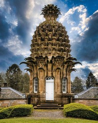 Gedung dengan arsitektur unik