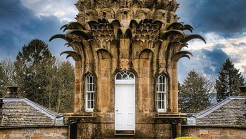 Bangunan dengan eksterior ala nanas ini sayangnya bukan rumah Spongebob Squarepants. Ini adalah Dunmore Pineapple yang berada di Dunmore Park, Skotlandia. Foto: Reddit via Bored Panda