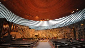 Bukan UFO yang terjebak di Bumi, ini adalah bangunan Gereja Temppeliaukion di Helsinki, Finlandia. Foto: Reddit via Bored Panda