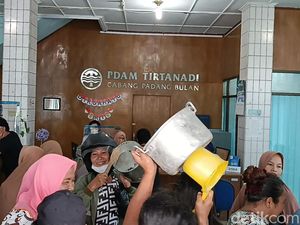 Protes Air Mati, Emak-emak Pukul Panci dan Pamer Bra di Kantor PDAM