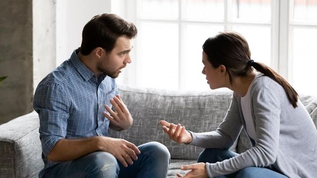Konfrontasi adalah salah satu istilah yang sering didengar oleh masyarakat. Namun, masih banyak yang belum mengetahui arti dari kata konfrontasi itu sendiri.