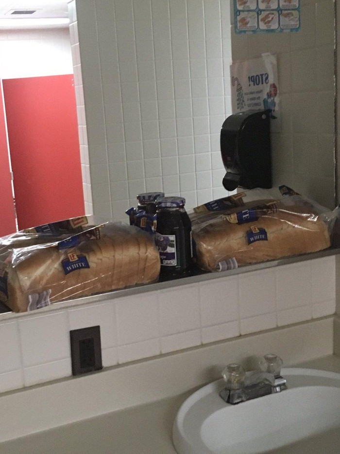 Ini 10 Foto Kocak Simpan Makanan di Kamar Mandi, Roti hingga Lobster