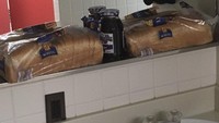 Sering tidak sempat sarapan, toilet di asrama pria ini siapkan tumpukan roti dengan selai. Agar mereka bisa cuci muka sambil makan roti. Kreatif, ya? Foto: Site News
