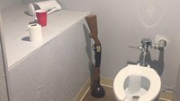 Kalau yang ini sedikit seram, karena ada senapan, teko, hingga cangkir kopi yang ada di dalam toilet kecil ini. Foto: Site News