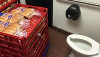 Tak ada tempat tersedia, toko roti ini nekat simpan beberapa keranjang berisi roti di dalam toilet. Waduh! Foto: Site News