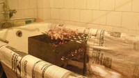 Tak punya lahan untuk gelar pesta BBQ, orang ini gelar acara BBQ di dalam kamar mandi.  Foto: Site News