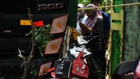 Selain tiang BTS, truk itu juga menyeruduk motor. 