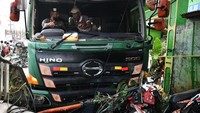 Truk trailer diduga mengalami rem blong sehingga menabrak tiang BTS.