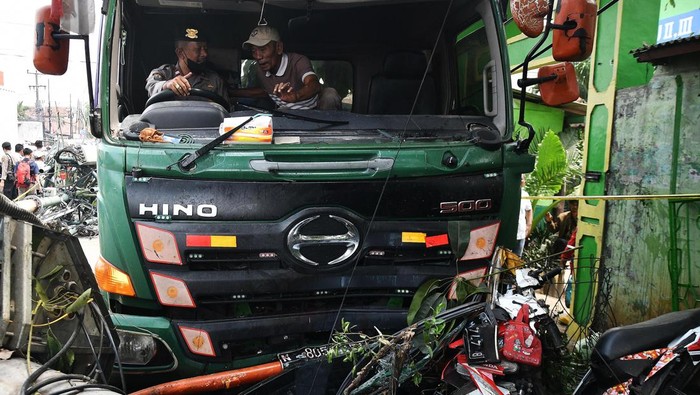 Warga melihat lokasi tempat kejadian kecelakaan sebuah truk kontainer yang menabrak halte bus di depan SDN Kota Baru II dan III di Jalan Sultan Agung, Bekasi, Jawa Barat, Rabu (31/8/2022). Menurut keterangan kepolisian, dalam kecelakaan yang diduga diakibatkan rem blong tersebut telah menyebabkan 10 orang meninggal dunia, tujuh diantaranya anak-anak sekolah serta 30 orang lainnya luka-luka. ANTARA FOTO/Fakhri Hermansyah/wsj.