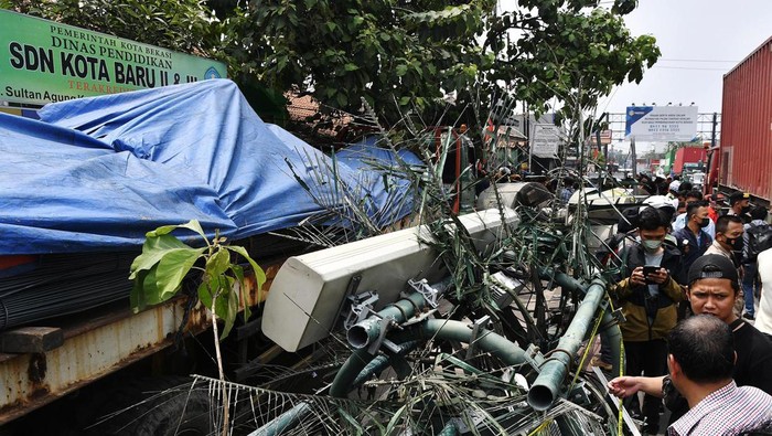 Warga melihat lokasi tempat kejadian kecelakaan sebuah truk kontainer yang menabrak halte bus di depan SDN Kota Baru II dan III di Jalan Sultan Agung, Bekasi, Jawa Barat, Rabu (31/8/2022). Menurut keterangan kepolisian, dalam kecelakaan yang diduga diakibatkan rem blong tersebut telah menyebabkan 10 orang meninggal dunia, tujuh diantaranya anak-anak sekolah serta 30 orang lainnya luka-luka. ANTARA FOTO/Fakhri Hermansyah/wsj.