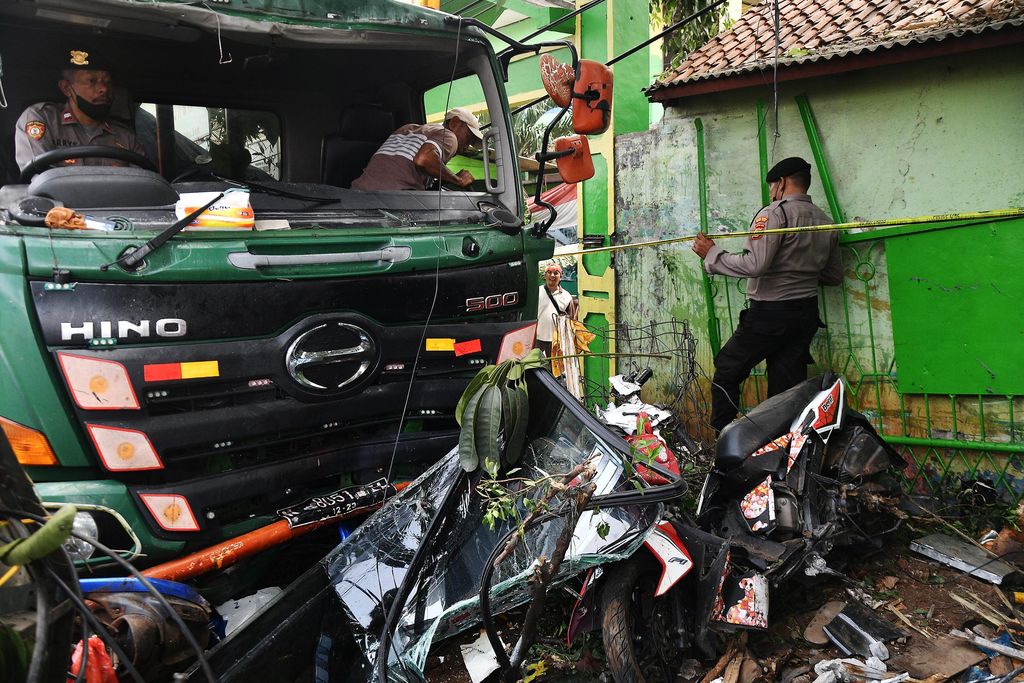 Warga melihat lokasi tempat kejadian kecelakaan sebuah truk kontainer yang menabrak halte bus di depan SDN Kota Baru II dan III di Jalan Sultan Agung, Bekasi, Jawa Barat, Rabu (31/8/2022). Menurut keterangan kepolisian, dalam kecelakaan yang diduga diakibatkan rem blong tersebut telah menyebabkan 10 orang meninggal dunia, tujuh diantaranya anak-anak sekolah serta 30 orang lainnya luka-luka. ANTARA FOTO/Fakhri Hermansyah/wsj.