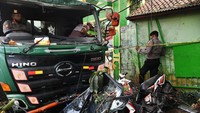 Truk trailer itu menabrak tiang BTS di Jalan Sultan Agung Km 18, Kota Baru, Bekasi, Jawa Barat, Rabu (31/8) sekitar pukul 10.00 WIB.