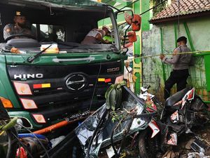 Beda Pendapat KNKT-Polisi soal Penyebab Truk Trailer Pembawa Petaka