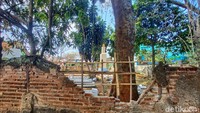 Padahal di makam tersebut bersemayam para pahlawan dari perang kemerdekaan, hingga peperangan melawan DI/TII. Tetapi, benteng di sekeliling makam roboh.