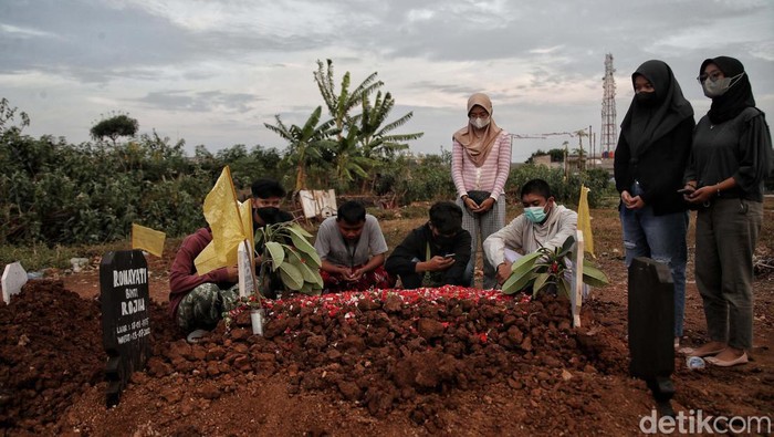 Korban kecelakaan maut truk trailer menabrak tiang BTS di Kota Bekasi, Jabar, mulai dimakamkan. Tangis pilu mewarnai proses pemakaman.