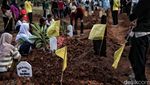 Isak Tangis Warnai Pemakaman Korban Kecelakaan Maut di Bekasi