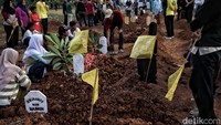 Korban tewas mulai dimakamkan di TPU terdekat usai dilakukan pengambilan jenazah di RSUD Bekasi dan Rumah Sakit Ananda Bekasi.