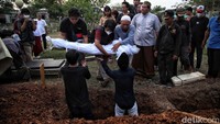 Korban kecelakaan maut tersebut dimakamkan di Taman Pemakaman Umum (TPU) Kalibaru, Bekasi, Jawa Barat, Rabu (31/8/2022).