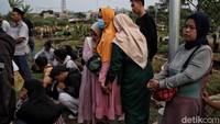 Suasana pilu mewarnai prosesi pemakaman.
