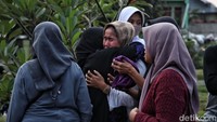 Isak tangis terdengar dari keluarga para korban yang dimakamkan.