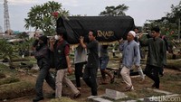 Warga mengangkat jenazah salah satu korban tewas kecelakaan maut truk kontainer tabrak BTS.