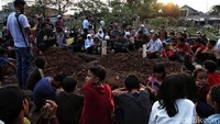 Warga berdoa usai jenazah dimakamkan.