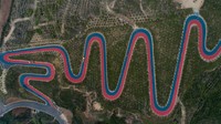 Di Pegunungan Taiyuan terdapat jalan berkelok dengan warna aspal erah dan biru yang unik banget. Foto drone ini diambil pada 7 Mei 2019.