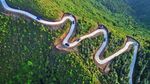 Jalan Berkelok di Pegunungan China yang Ekstrem Banget