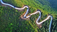 Lanjut, dari pegunungan di wilayah Yongfeng, Jian, Provinsi Jiangxi, ada jalan berkelok yang hanya bisa dilalui satu mobil saja, ngeri banget. Foto ini dijepret pada 8 April 2019 lalu.