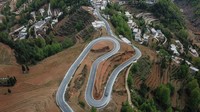 Di Pegunungan Guizhou, Kabupaten Weining, juga terdapat jalan berkelok ekstrem. Aerial ini dijepret menggunakan drone pada 27 April 2020.