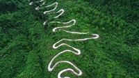 Lanskap ini menunjukan jalan berkelok yang bikin pusing di Pegunungan Chongqing. Foto ini dijepret pada 14 Mei 2020.