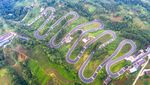 Jalan Berkelok di Pegunungan China yang Ekstrem Banget
