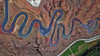 Aerial ini memperlihatkan jalan berkelok yang memiliki 22 tikungan menuju Taman Geologi Nasional Hutan Batu di Baiyin, China. Foto ini diambil pada 14 Agustus 2020.