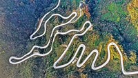 Di pegunungan kawasan Hubei, jalan semakin berkelok dan ruwet mengikuti kontur. Lanskap ini diambil pada 20 Desember 2020.