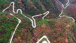 Jalan Berkelok di Pegunungan China yang Ekstrem Banget