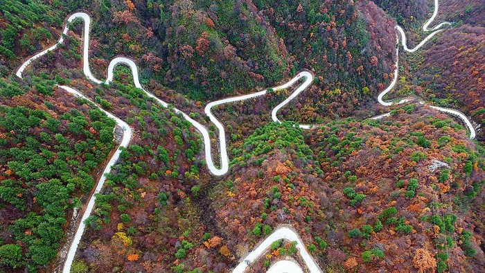 Jalan Berkelok di Pegunungan China yang Ekstrem Banget Kontur geografis China banyak mencakup perbukitan dan jejeran pegunungan. Berikut foto-foto jalan raya berkelok di China yang ekstrem banget.
