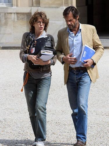 British actress Jane Birkin (L) chats with Antoine Peigney, director of international relations for the French Red Cross as they arrive at the Elysee Presidential Palace to meet with French president Nicolas Sarkozy to talk about the aftermath of the Myanmar cyclone, on May 9, 2008 in Paris. French Foreign Minister Bernard Kouchner said Friday that a French navy ship loaded with 1,500 tonnes of humanitarian aid for cyclone victims was en route to Myanmar and should arrive by next Thursday. AFP PHOTO JACQUES DEMARTHON (Photo credit should read JACQUES DEMARTHON/AFP via Getty Images)