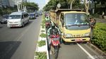 Ups... Pemotor Ini Nyelonong di Jalur Sepeda Tapi Terhambat Truk Taman